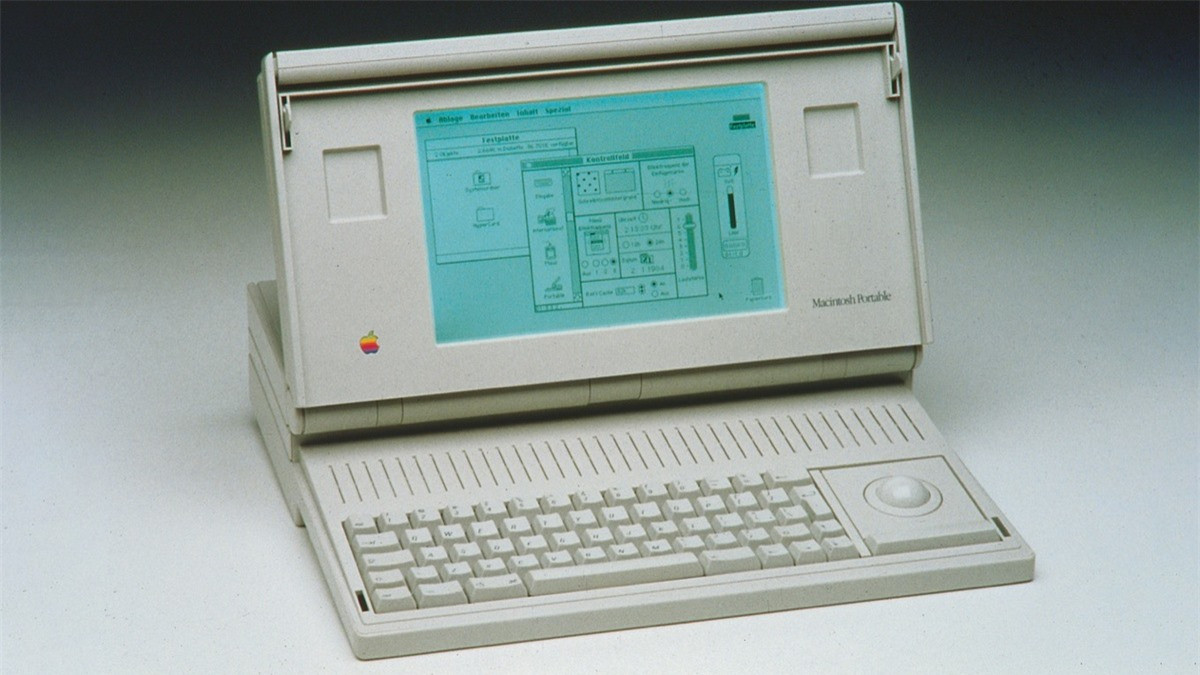 Tháng 9/1989, Apple ra mắt Macintosh Portable, máy tính di động đầu tiên của hãng. Tuy nhiên, điểm duy nhất khiến máy được gọi là “di động” bởi nó không cần cắm điện để hoạt động. Nặng 7,26 kg, thời lượng pin kém và giá đắt (7.300 USD) là những yếu tố khiến Macintosh Portable không được ưa chuộng. Ảnh: Six Colors.