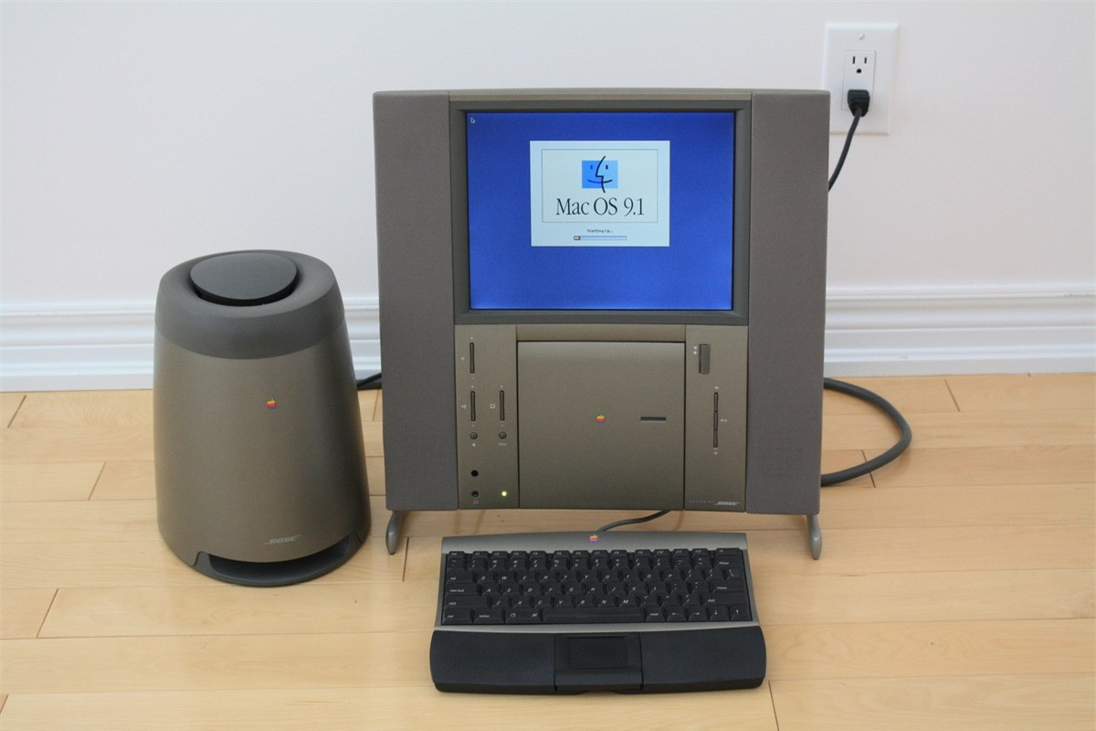 Twentieth Anniversary Macintosh (TAM) là một trong số ít máy tính của Apple có thiết kế độc đáo. Thiết bị ra mắt tháng 3/1997, là tiền thân của iMac với thiết kế all-in-one, tất cả linh kiện đặt sau màn hình. TAM có giá bán 7.500 USD, tuy nhiên được Apple giảm giá còn 1.995 USD sau chưa đầy một năm để xả kho, ngừng sản xuất. Ảnh: Vintage Computer.