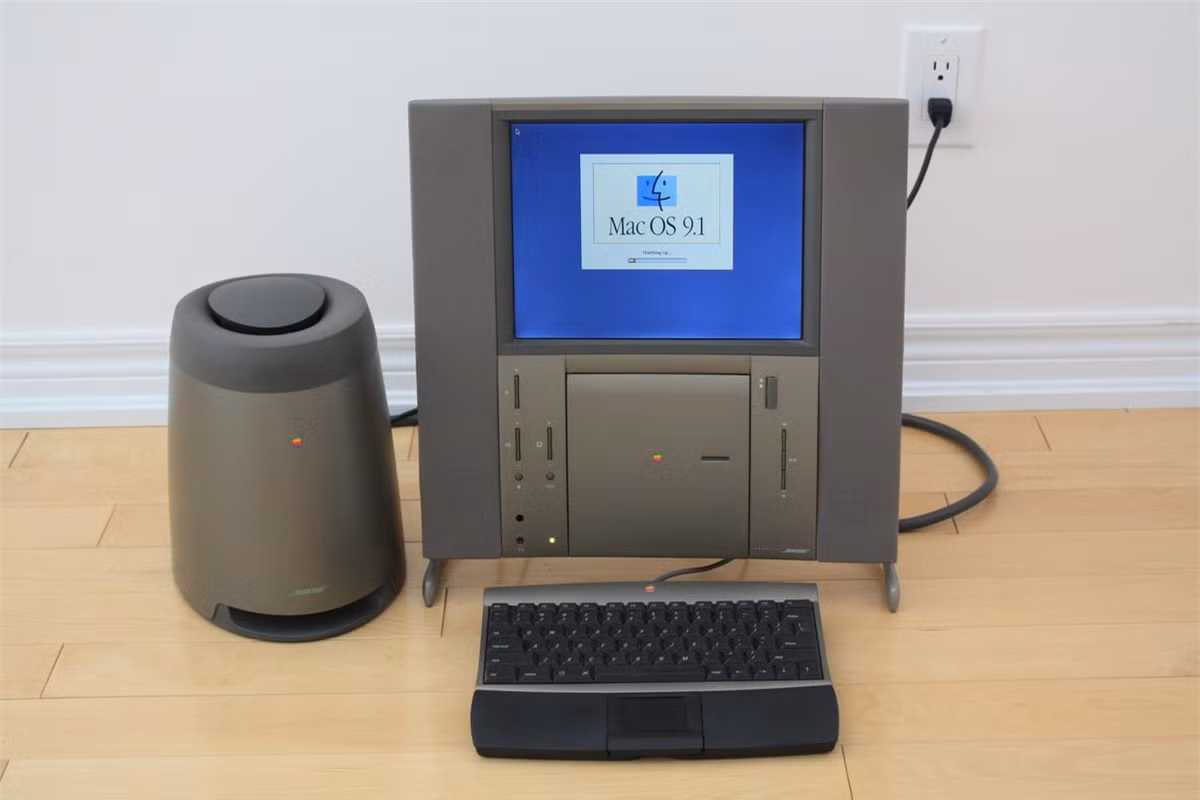 Twentieth Anniversary Macintosh (TAM) là một trong số ít máy tính của Apple có thiết kế độc đáo. Thiết bị ra mắt tháng 3/1997, là tiền thân của iMac với thiết kế all-in-one, tất cả linh kiện đặt sau màn hình. TAM có giá bán 7.500 USD, tuy nhiên được Apple giảm giá còn 1.995 USD sau chưa đầy một năm để xả kho, ngừng sản xuất. Ảnh: Vintage Computer.
