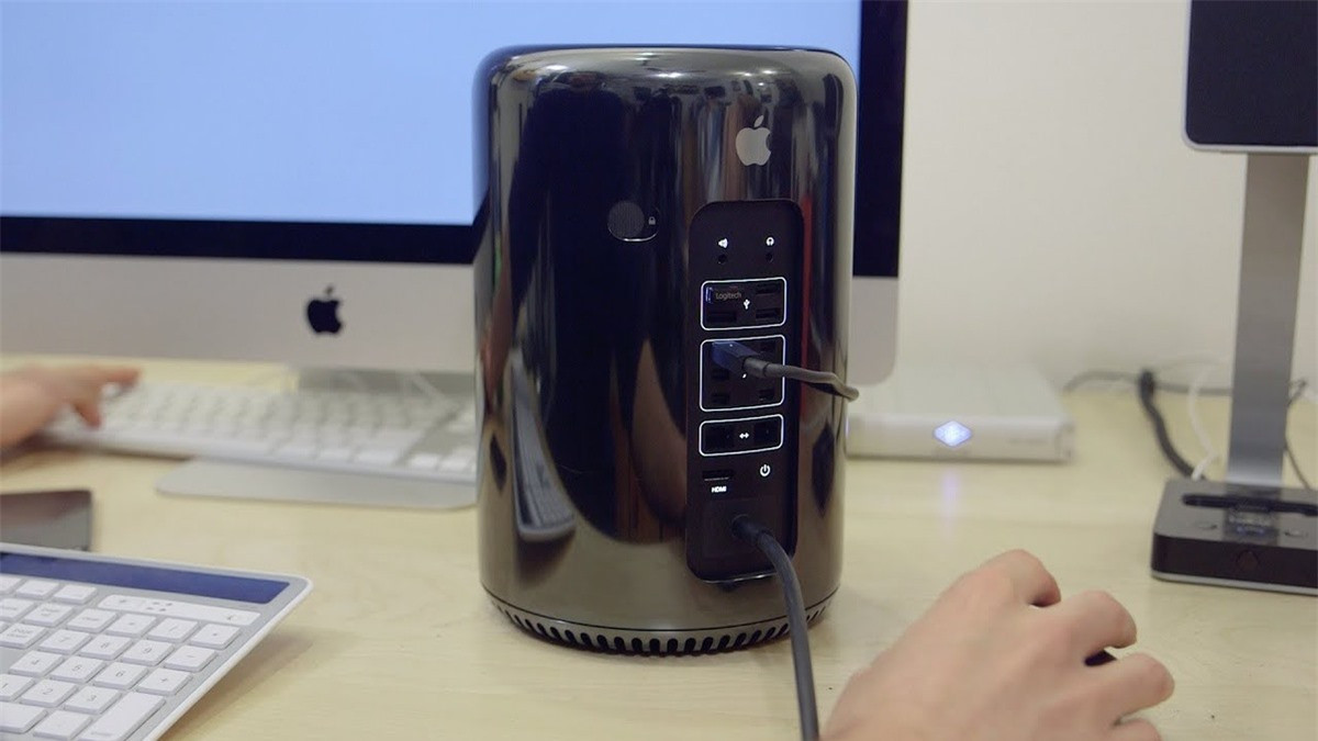 Trước khi Mac Pro có bản nâng cấp vào năm 2019, mẫu máy tính để bàn mạnh nhất của Apple là phiên bản Mac Pro 2013. Thiết kế của máy được gọi vui là "thùng rác", giá khởi điểm 3.000 USD nhưng nếu nâng cấp lên tùy chọn mạnh nhất với CPU 12 nhân và RAM 64 GB, mức giá là 9.599 USD. Ảnh: YouTube.