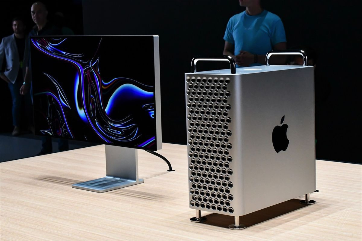 Mac Pro 2019 được xem là thiết bị đắt nhất hiện nay của Apple. Mẫu máy tính có giá khởi điểm 6.000 USD, cao nhất là 52.000 USD với CPU Intel Xeon 28 nhân, RAM 1,5 TB, SSD 4 TB. Giống bản tiền nhiệm, Mac Pro 2019 được thiết kế cho nhóm người dùng chuyên nghiệp, dành để biên tập phim, lập trình game hoặc những công việc cần sức mạnh xử lý lớn. Ảnh: The Verge.