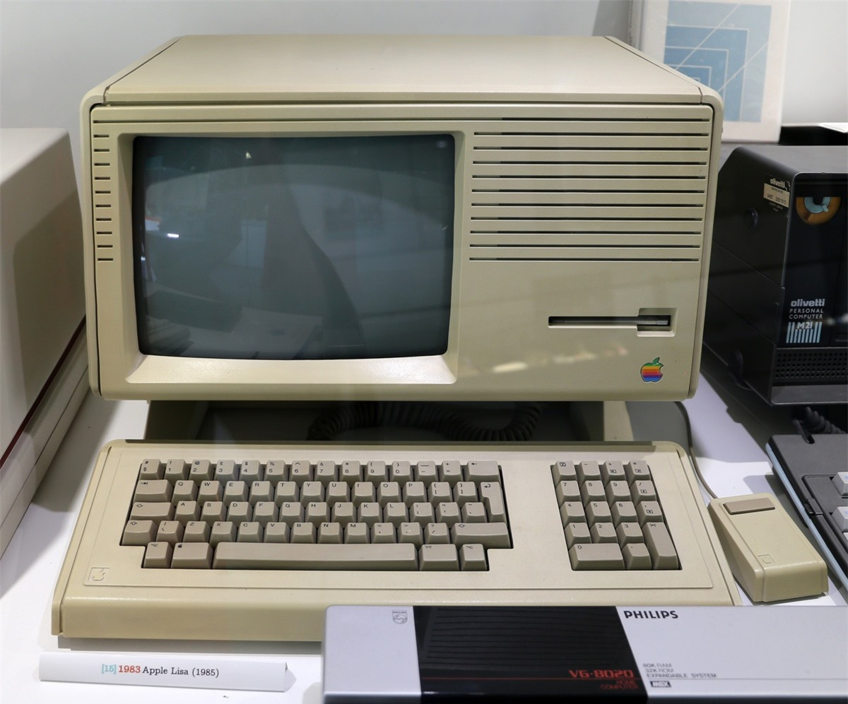 Apple Lisa ra mắt năm 1983 được đặt theo tên con gái của Steve Jobs. Trong bộ phim nói về tiểu sử ông của biên kịch Aaron Sorkin, Jobs (thủ vai bởi Michael Fassbender) thường xuyên nói model này không được đặt theo tên con gái ông, nhưng cuối cùng vẫn phải thừa nhận sự thật. Lisa có mức giá cao khi ra mắt: 9.995 USD. Tuy nhiên, khách hàng sẽ sở hữu chiếc máy tính đầu tiên có giao diện đồ họa, điều khiển bằng chuột. Ảnh: Wikimedia.