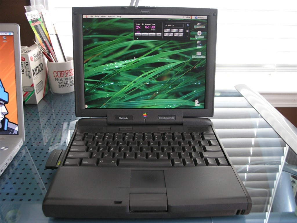 Ra mắt năm 1997, PowerBook 3400c được Apple quảng cáo là chiếc laptop nhanh nhất thế giới. Theo Business Insider, tốc độ của thiết bị ngang với một số máy tính Mac để bàn, điều hiếm thấy với laptop thời điểm đó. Giá bán của PowerBook 3400c là 6.500 USD (năm 1997) cho tùy chọn cấu hình cao nhất. Ảnh: Flickr. 
