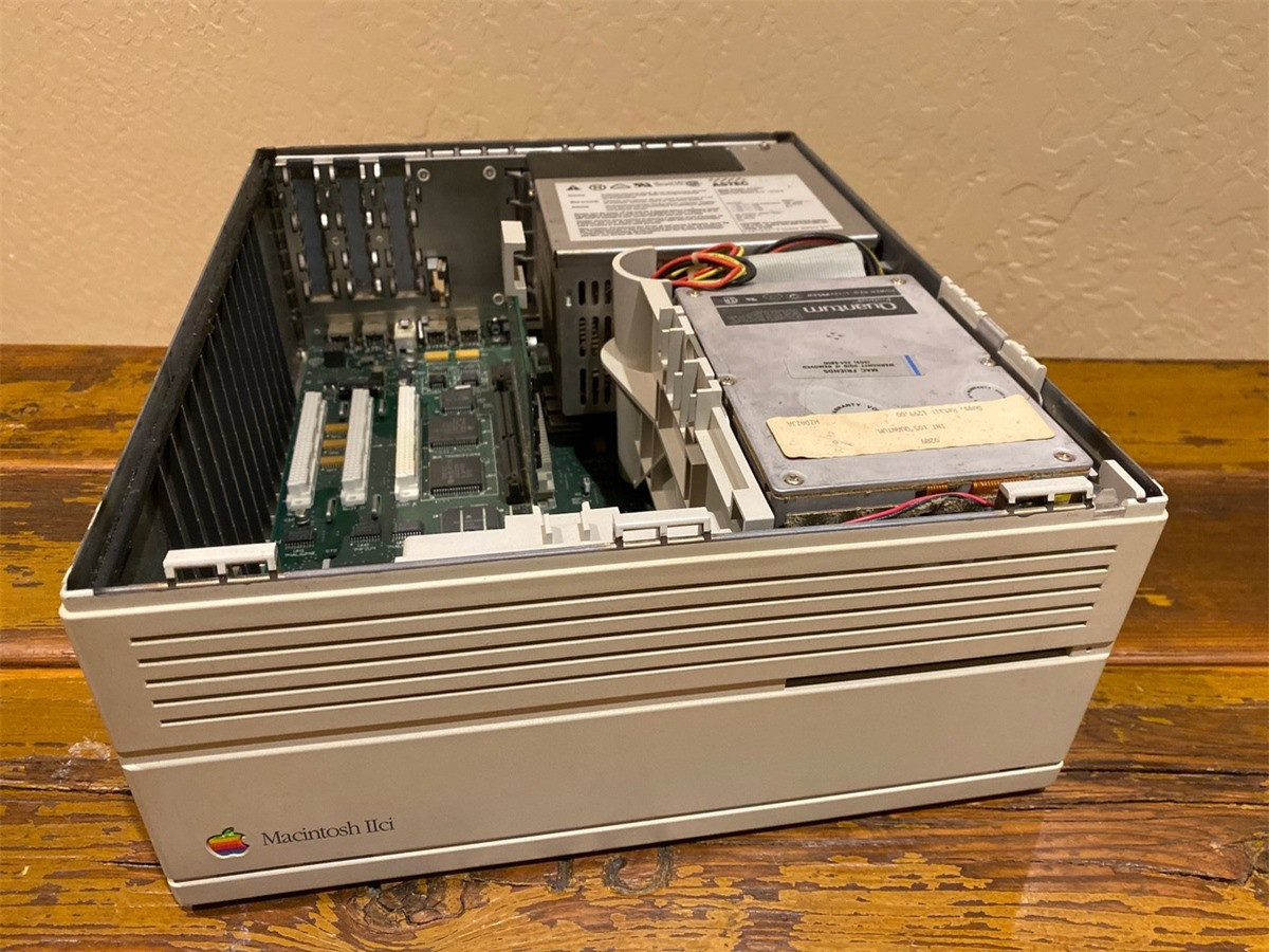 Macintosh IIci là bản nâng cấp của IIcx với cấu hình mạnh mẽ, thiết kế nhỏ gọn hơn model tiền nhiệm. Tùy chọn ổ cứng 40 MB của Macintosh IIci có giá 8.800 USD tại thời điểm lên kệ năm 1989. Đây được xem là một trong những mẫu Macintosh phổ biến vào cuối thế kỷ XX, mang về doanh thu lớn cho Apple trong suốt vòng đời. Ảnh: Six Colors.