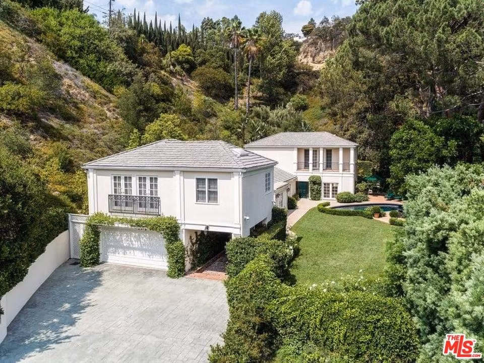 Khuôn viên bất động sản của nữ ca sĩ người Mỹ có diện tích hơn 4.000 m2. Ngôi nhà được xây dựng vào thập niên 1950.