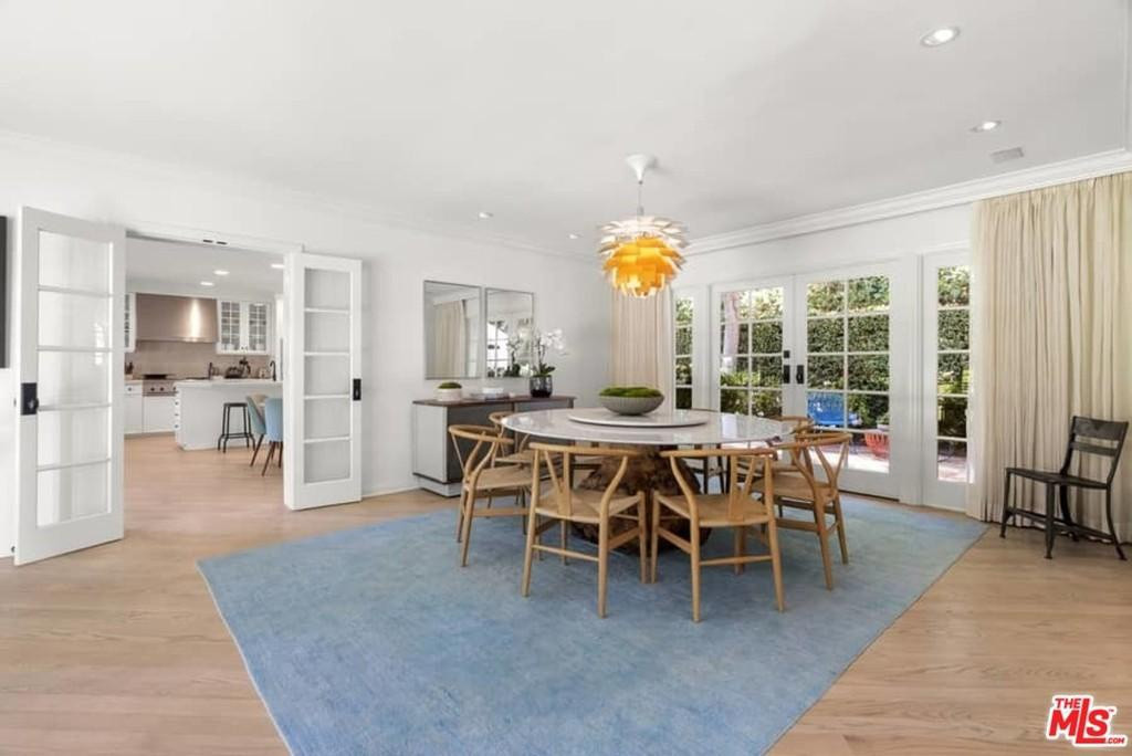 Phòng ăn sáng sủa, thông thoáng với những cánh cửa kiểu Pháp mở ra không gian sân vườn. Nội thất tại đây tuy đơn giản nhưng được bài trí tinh tế, hài hòa.