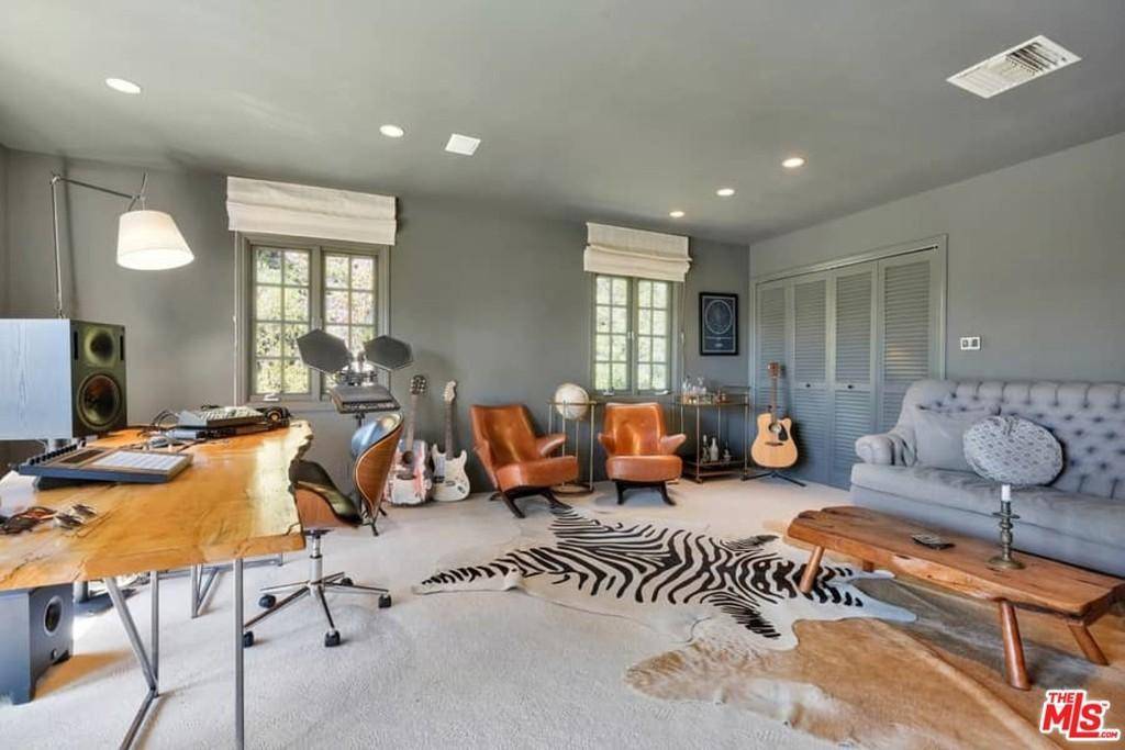 Studio hiện đại là một trong những tiện nghi nổi bật nhất tại bất động sản này.