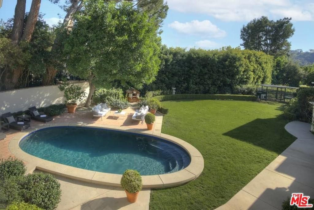 Hồ bơi ngoài trời được hàng cây cao lớn rợp bóng mát và đảm bảo tính riêng tư.