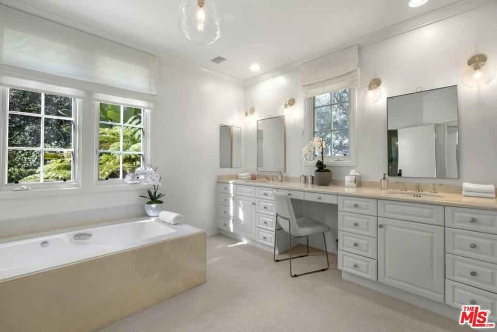 Phòng tắm chính trông như một spa cao cấp với đầy đủ tiện ích.