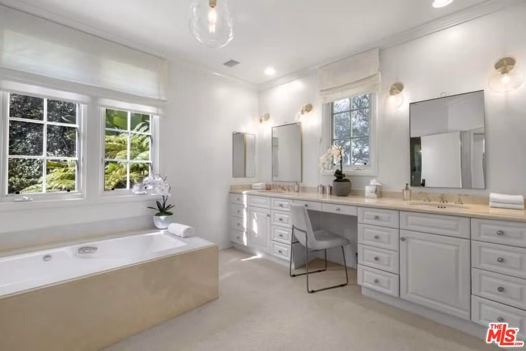 Phòng tắm chính trông như một spa cao cấp với đầy đủ tiện ích.