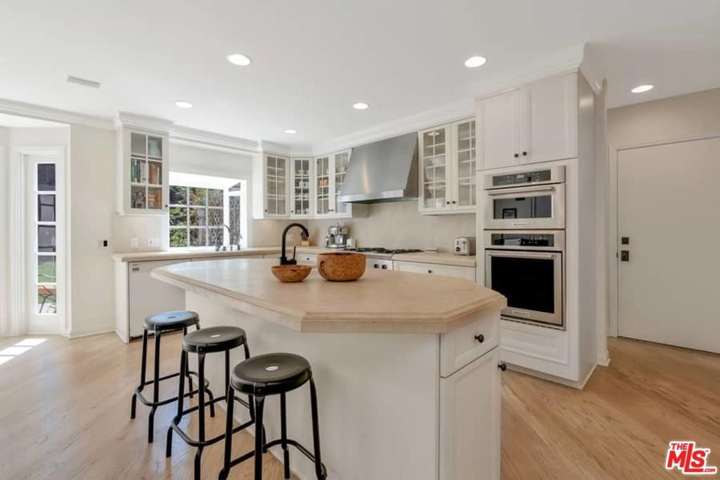 Nhà bếp sang trọng, thoáng đãng, mang tông màu trắng chủ đạo.