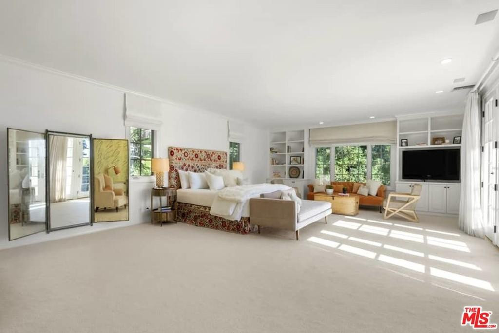 Phòng ngủ chính rộng rãi, tràn ngập ánh sáng tự nhiên, nằm ở tầng 2, được tích hợp với ban công, khu vực tiếp khách, và một phòng tắm.