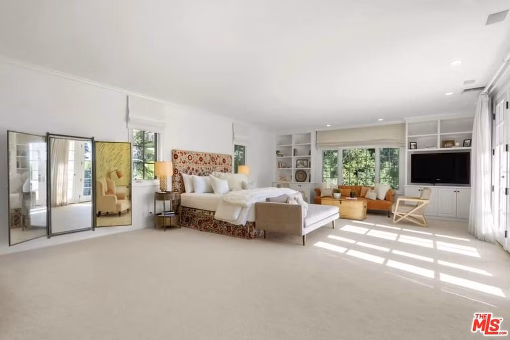 Phòng ngủ chính rộng rãi, tràn ngập ánh sáng tự nhiên, nằm ở tầng 2, được tích hợp với ban công, khu vực tiếp khách, và một phòng tắm.