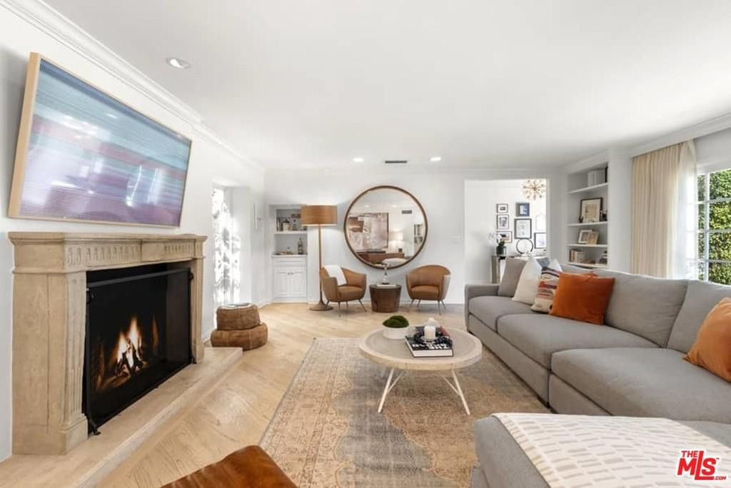 Phòng khách rộng lớn, cởi mở. Sàn gỗ sồi cùng những bức tường trắng đem lại cảm giác thư thái, trang nhã cho không gian này.