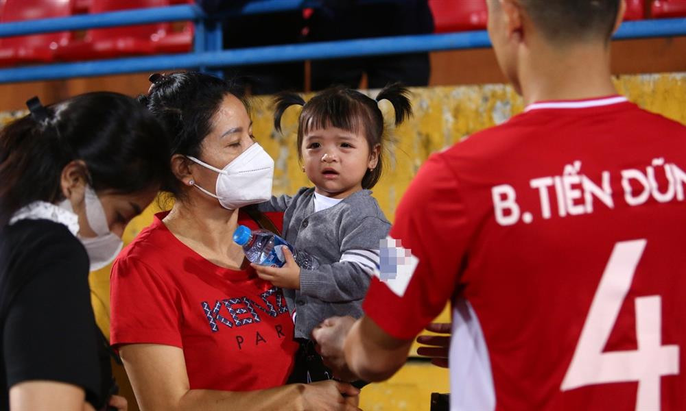 Facetime voi bo, phan ung cua con gai Bui Tien Dung chiem spotlight-Hinh-3