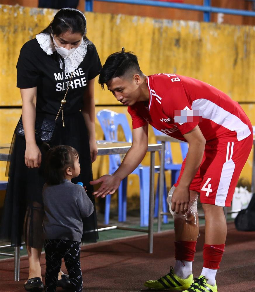 Facetime voi bo, phan ung cua con gai Bui Tien Dung chiem spotlight-Hinh-2