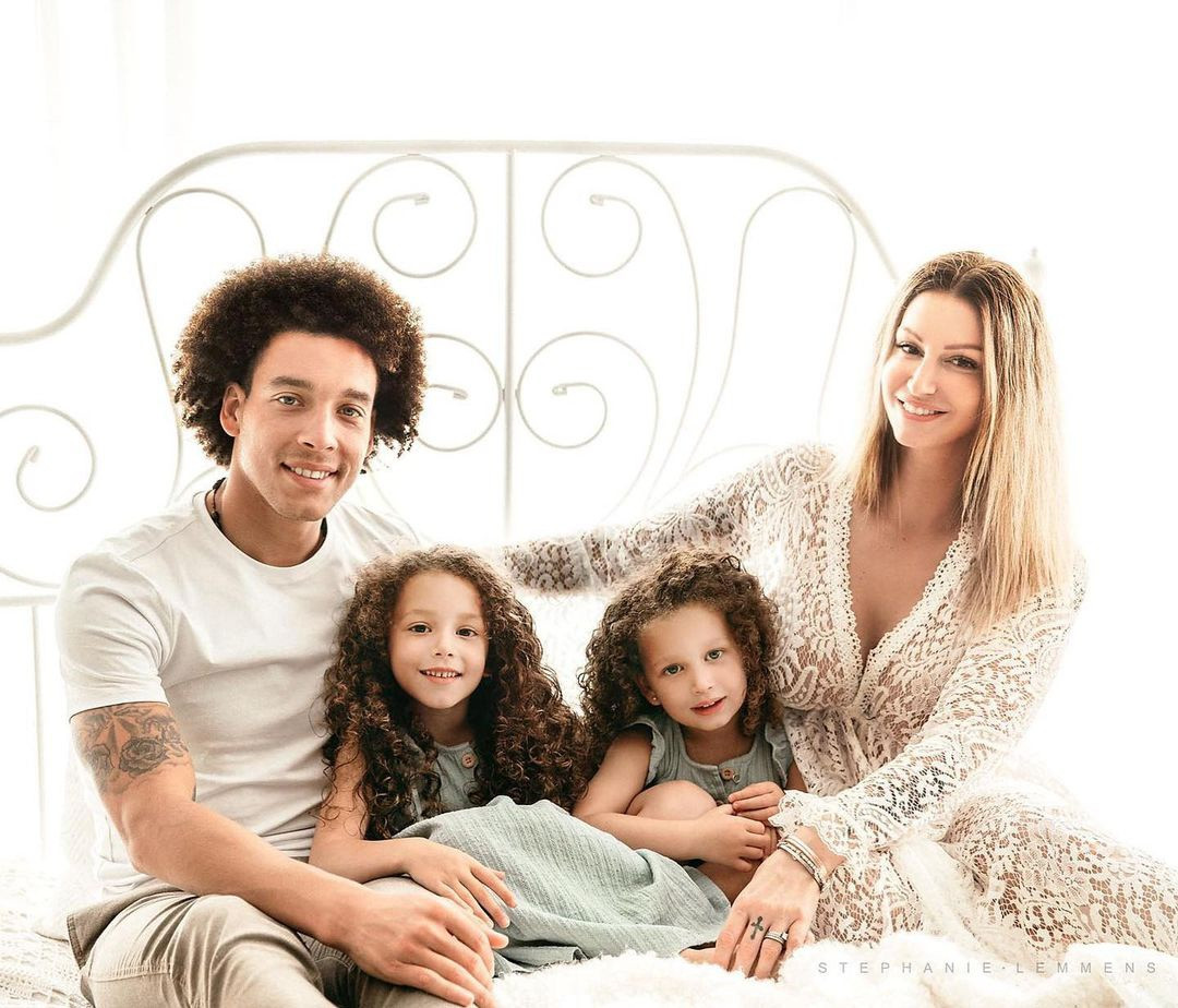 Tiền vệ Axel Witsel và Rafaella Szabo Witsel bắt đầu hẹn hò khi họ vẫn còn ở độ tuổi đôi mươi. Cả hai có hơn 5 năm yêu nhau trước khi chính thức về chung nhà bằng một đám cưới xa hoa vào năm 2015. Rafaella gây ấn tượng khi có hai bằng đại học, bao gồm ĐH Saint Martin Seraing và ĐH Liège. Tuy tốt nghiệp ngành y, cô lại chọn rẽ hướng trở thành nhiếp ảnh gia ở tuổi 25. Ảnh: Axel Witsel.