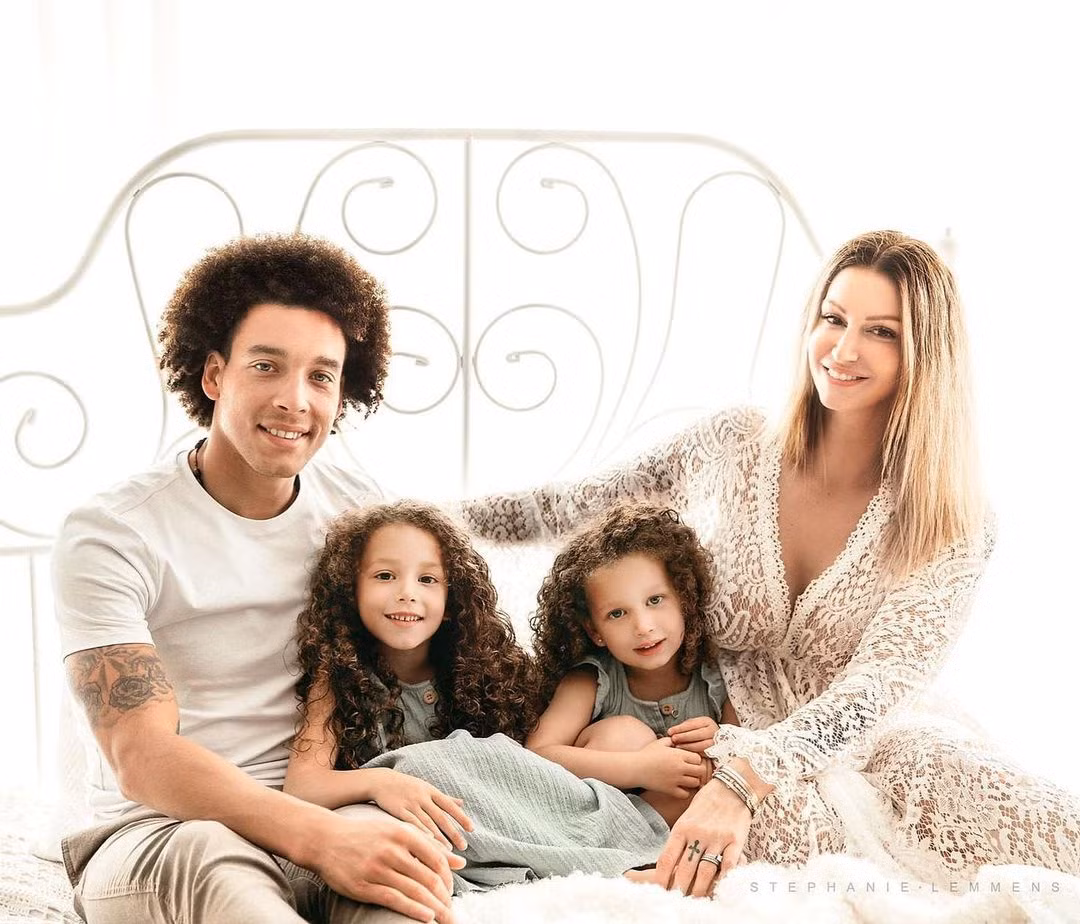 Tiền vệ Axel Witsel và Rafaella Szabo Witsel bắt đầu hẹn hò khi họ vẫn còn ở độ tuổi đôi mươi. Cả hai có hơn 5 năm yêu nhau trước khi chính thức về chung nhà bằng một đám cưới xa hoa vào năm 2015. Rafaella gây ấn tượng khi có hai bằng đại học, bao gồm ĐH Saint Martin Seraing và ĐH Liège. Tuy tốt nghiệp ngành y, cô lại chọn rẽ hướng trở thành nhiếp ảnh gia ở tuổi 25. Ảnh: Axel Witsel.