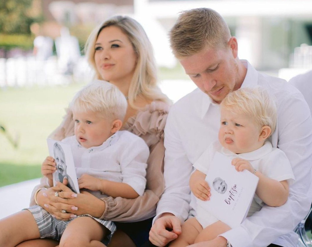 Kevin De Bruyne là một trong những ngôi sao sáng giá nhất đội tuyển Bỉ tham dự giải đấu Euro 2020. Bên cạnh sự nghiệp thể thao giàu thành tích, tiền vệ sinh năm 1991 còn được ngưỡng mộ khi có cuộc hôn nhân hạnh phúc với siêu mẫu Michele Lacroix. Ảnh: Michele Lacroix.