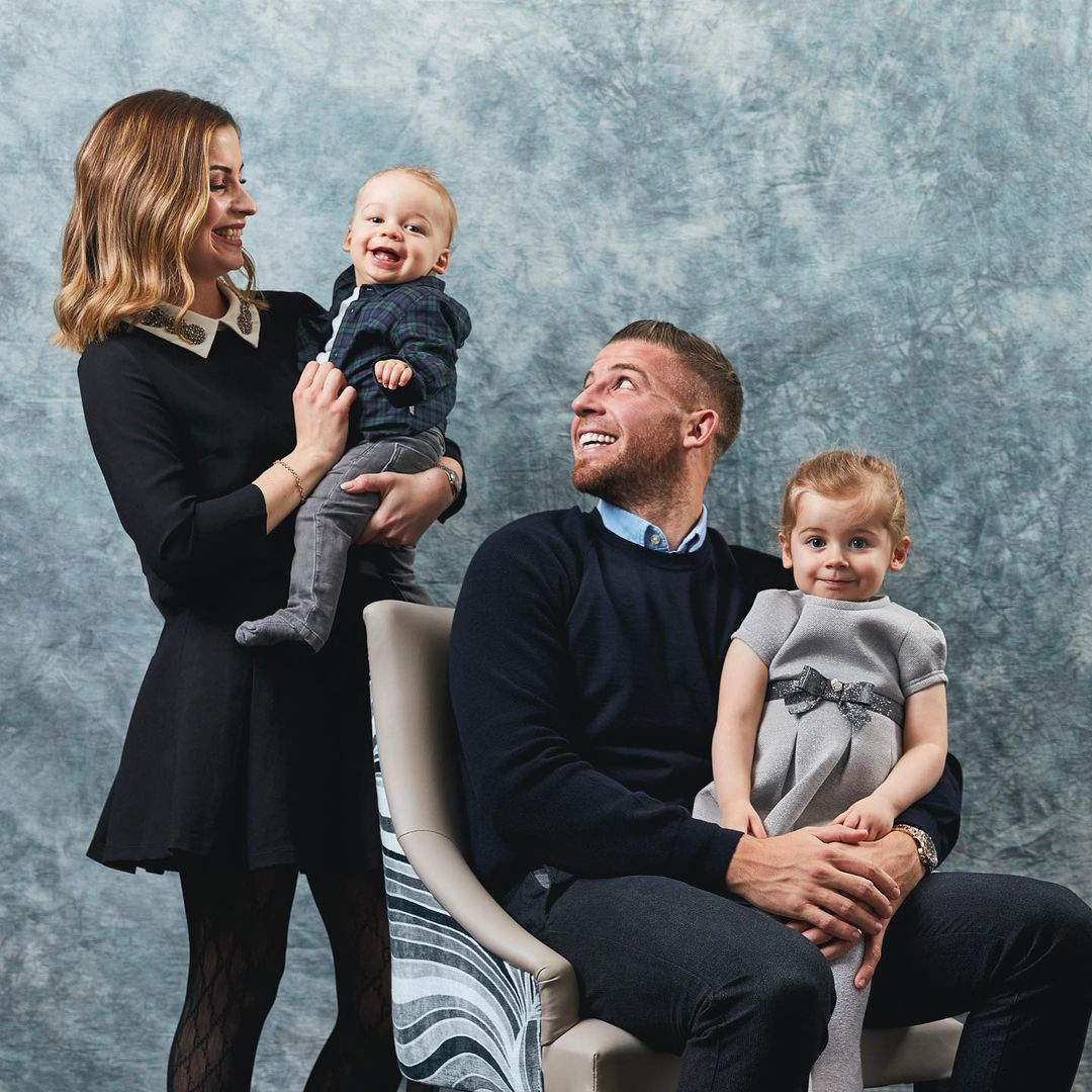 Hậu vệ Toby Alderweireld bắt đầu hẹn hò Shani Van Mieghem từ khi anh còn khoác áo câu lạc bộ trẻ Ajax. Cả hai gắn bó trong thời gian dài trước khi tiến đến hôn nhân vào năm 2015. Ảnh: Toby Alderweireld.