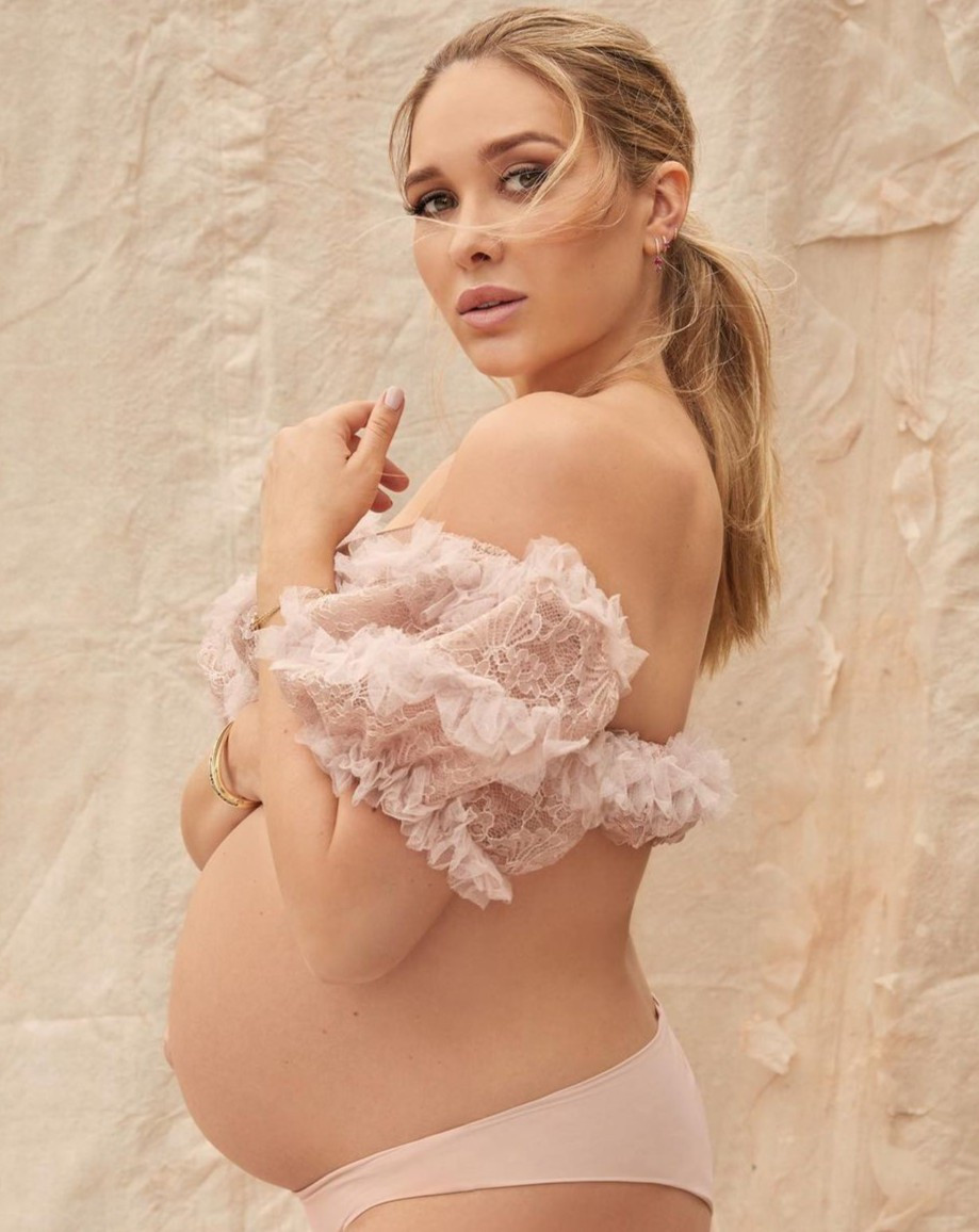 De Bruyne và Michele Lacroix kết hôn năm 2017 và hiện có ba con - Mason Milan, Rome và Suri De Bruyne. Sau khi cưới chồng, người mẫu sinh năm 1993 không còn tham gia nhiều trong lĩnh vực giải trí. Tuy vậy, Michele Lacroix vẫn thu hút sự chú ý của công chúng và được đánh giá là nàng WAGs nổi tiếng nhất nhì tại Bỉ. Ảnh: Michele Lacroix.