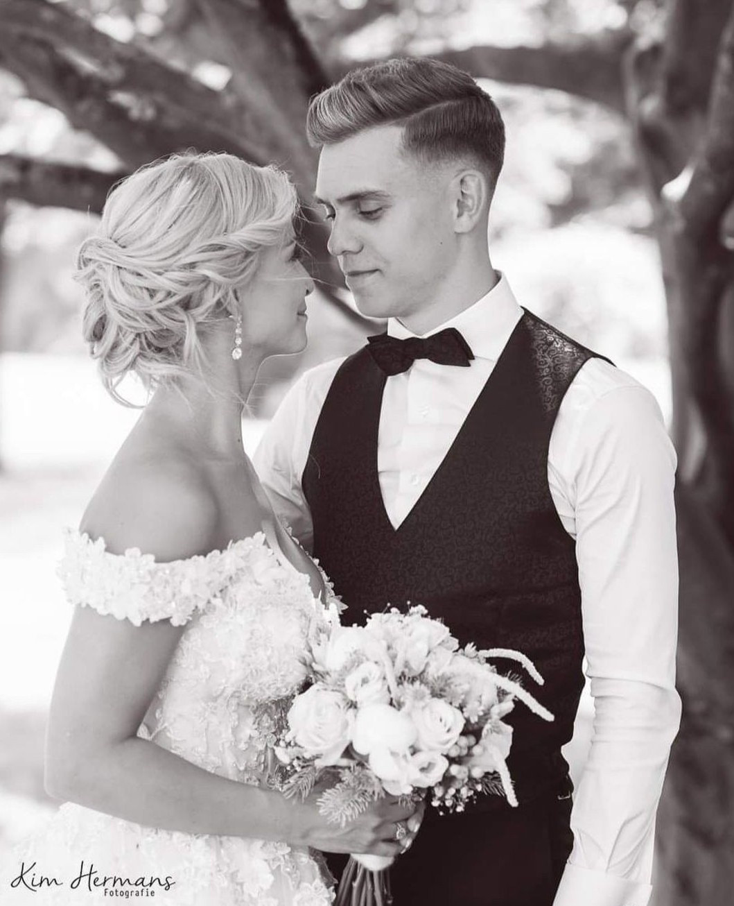 Tiền đạo Leandro Trossard lên xe hoa cùng bạn gái Laura Hilven vào năm 2019. Con trai đầu lòng của họ vừa tròn 4 tuổi. Khác với chồng cầu thủ, Hilven có lối sống kín tiếng, ít xuất hiện trước truyền thông và luôn hạn chế chia sẻ hình ảnh, thông tin cá nhân lên mạng xã hội. Ảnh: Leandro Trossard.