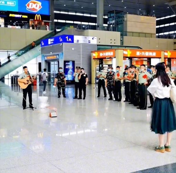 Canh sat xuat ngu quy goi cau hon ban gai 8 nam