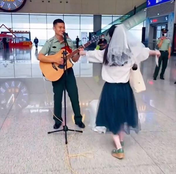 Canh sat xuat ngu quy goi cau hon ban gai 8 nam-Hinh-3