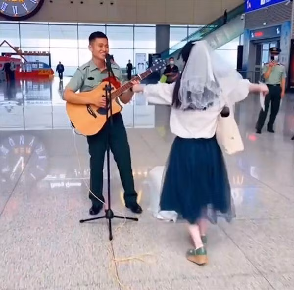 Canh sat xuat ngu quy goi cau hon ban gai 8 nam-Hinh-3