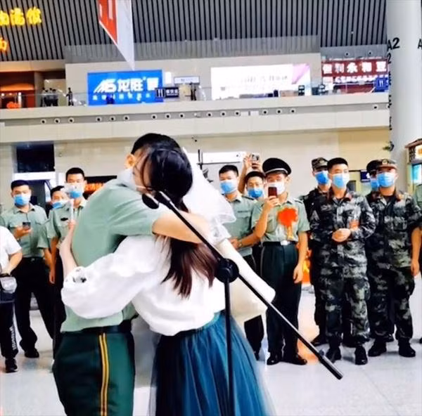 Canh sat xuat ngu quy goi cau hon ban gai 8 nam-Hinh-7