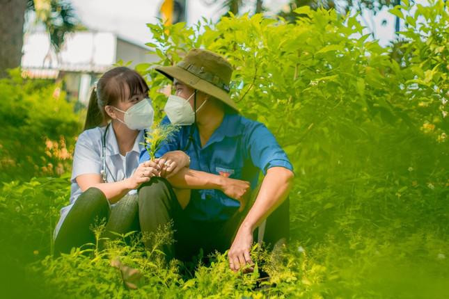 Bo anh cuoi dac biet cua cap doi cung nhau di tinh nguyen chong dich-Hinh-3