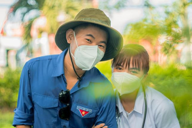 Bo anh cuoi dac biet cua cap doi cung nhau di tinh nguyen chong dich-Hinh-5