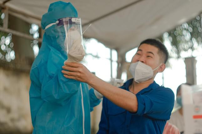 Bo anh cuoi dac biet cua cap doi cung nhau di tinh nguyen chong dich