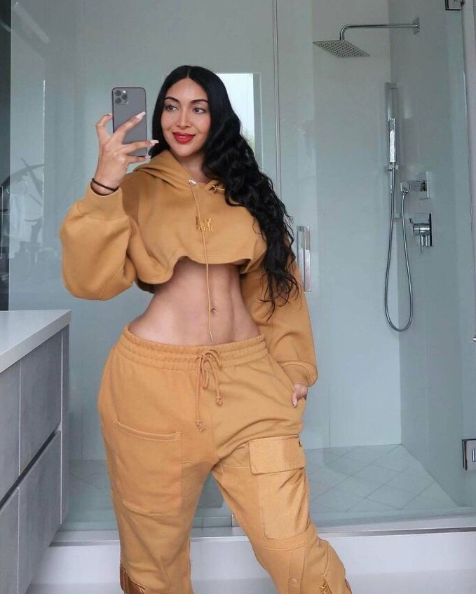 Bức ảnh được đăng trên Instagram cá nhân của cô nàng này bị nhận xét chỉnh sửa quá lố khi tỷ lệ cơ thể không cân xứng. "Trông cô ấy như nhân vật phim hoạt hình với chiếc đầu nhỏ và hông thì quá to", "Sao người ta cảm thấy hài lòng khi đăng một bức ảnh như vậy nhỉ", người xem bày tỏ.