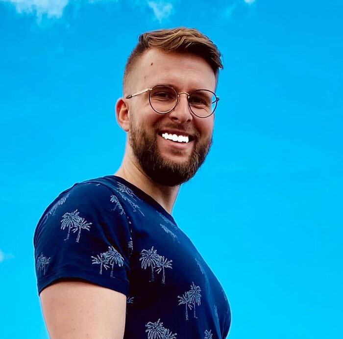 Hàm răng được chỉnh trắng đến mức phát sáng của nam influencer không nhận được lời khen, ngược lại nhiều ý kiến nhận xét anh chàng trông "ngốc nghếch". Không ít fan của bộ phim sitcom Mỹ "Friends" đã liên tưởng ngay đến nhân vật Ross - nam chính có lần gặp rắc rối khi tẩy răng quá trắng.