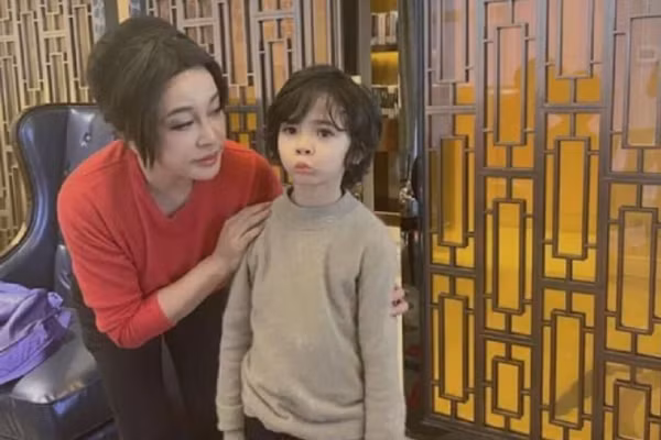 Luu Hieu Khanh gay soc voi guong mat khac la o tuoi 71-Hinh-2