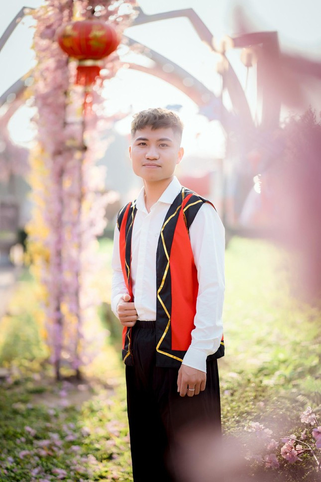 Nam sinh xu Nghe la Dang vien hoc hai truong de phat trien ban than-Hinh-11