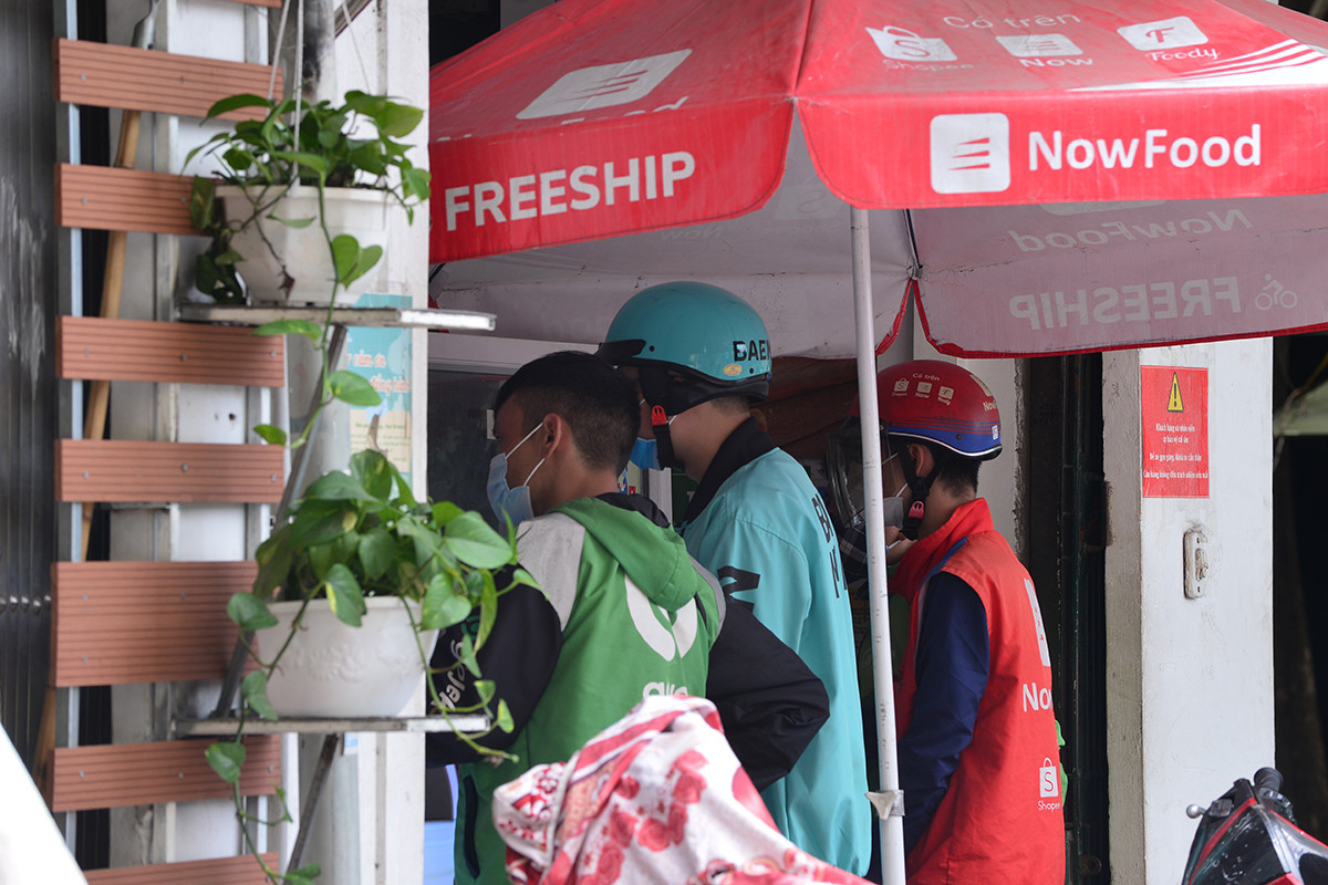 Shipper do an uong chay khong het viec trong mua dich