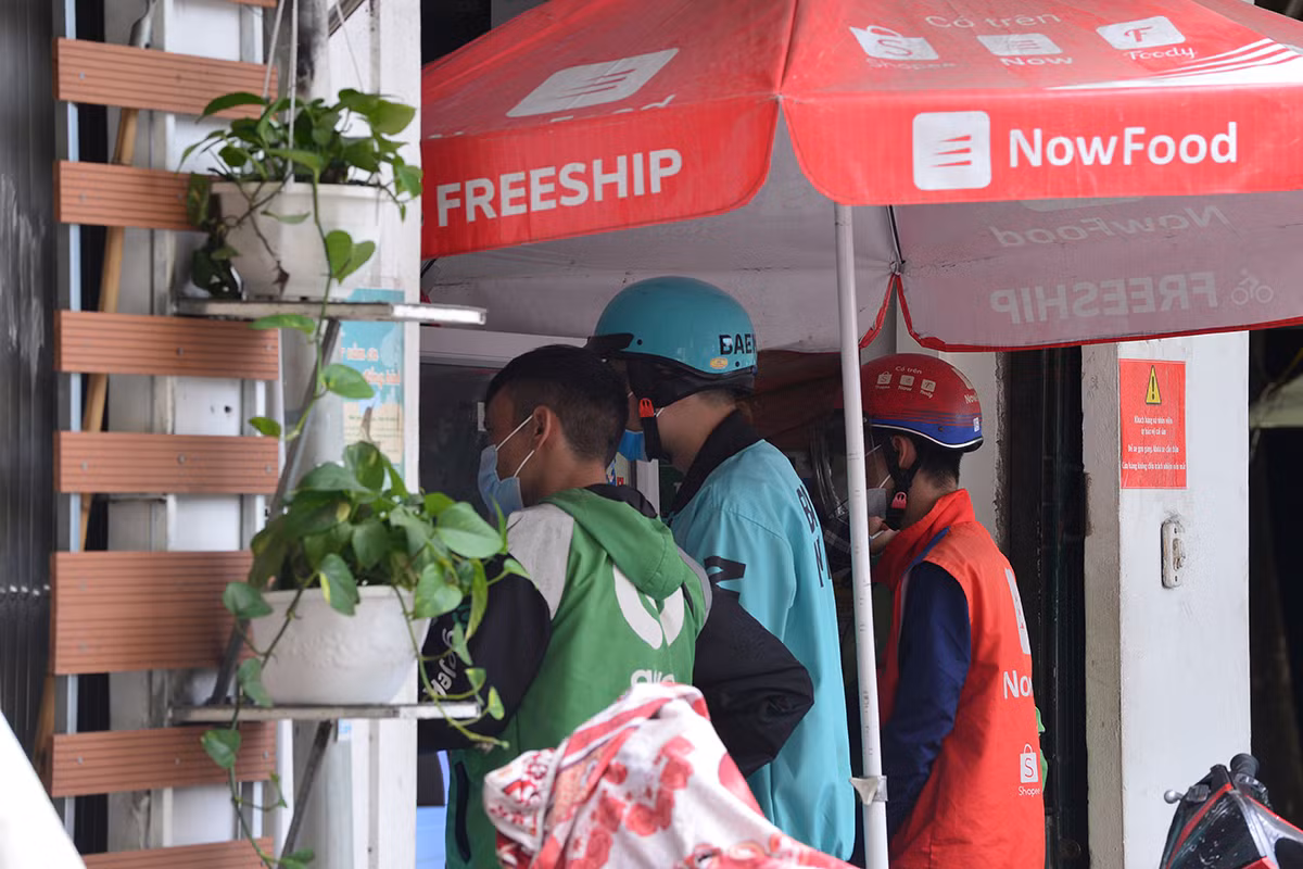 Shipper do an uong chay khong het viec trong mua dich