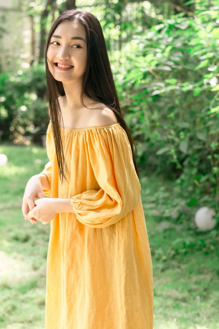 MV Đom đóm được Jack phát hành tháng 12/2020. Trong MV, Jack vào vai thần rừng và có mối tình lãng mạn với một cô gái vô tình lạc vào khu rừng. Nhân vật nữ trong MV do Lê Trần Ngọc Trân đảm nhận. Jack là người đích thân lựa chọn bạn diễn. Lê Trần Ngọc Trân sinh năm 1995, tốt nghiệp ngành Báo chí của Đại học Khoa học Huế. Cô đạt danh hiệu Hoa khôi Người đẹp du lịch Huế và tham gia Hoa hậu Việt Nam 2016. Đầu 2021, cô xuất hiện trong Gái già lắm chiêu 5 với vai diễn nhỏ. Cô làm MC và cũng tham gia một số sự kiện giải trí.