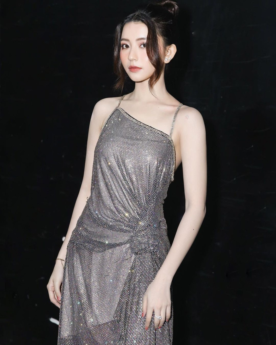 br/> Trong MV mang tên LAYLALAY được Jack ra mắt vào tháng 4, hot girl Nguyễn Ngọc Phương Vy, thường gọi là Bâu (hoặc Bâu Krysie) đảm nhận vai nữ chính. Cô sinh năm 2000, nổi tiếng từ trước khi hợp tác cùng nam ca sĩ với hàng trăm nghìn lượt theo dõi. Phương Vy có lợi thế ngoại hình với chiều cao 1,7 m. Công việc chính của Phương Vy hiện tại là người mẫu ảnh.