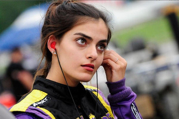 Cô gái 21 tuổi làm nên lịch sử tại giải đua ô tô danh giá nhất - Hình 7 Co gai 21 tuoi lam nen lich su tai giai dua o to danh gia nhat-Hinh-7