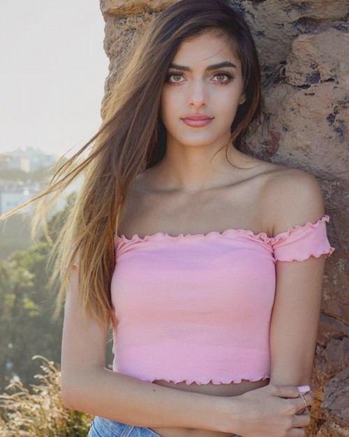 Cô gái 21 tuổi làm nên lịch sử tại giải đua ô tô danh giá nhất - Hình 4 Co gai 21 tuoi lam nen lich su tai giai dua o to danh gia nhat-Hinh-4