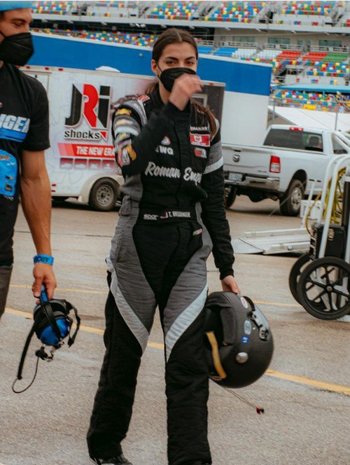 Cô gái 21 tuổi làm nên lịch sử tại giải đua ô tô danh giá nhất - Hình 5 Co gai 21 tuoi lam nen lich su tai giai dua o to danh gia nhat-Hinh-5