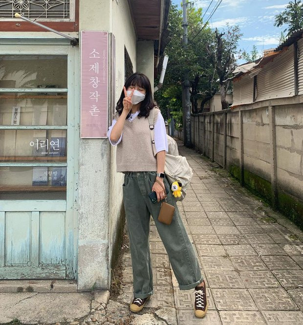 Vừa trẻ trung, thời thượng với áo gile dáng ngắn nhưng vẫn retro với quần ống rộng bạc màu + sneaker ngả nâu, set đồ này thực dễ ứng dụng lại xinh xắn quá đi.