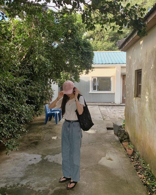 Công thức áo phông trắng mix cùng quần jeans quen thuộc nhưng không bao giờ nhàm chán. Nhấn nhá thêm bằng 1 chiếc thắt lưng ton sur ton với màu dép, cô bạn zoopeach đã thành công mang về set đồ cực ưng mắt.