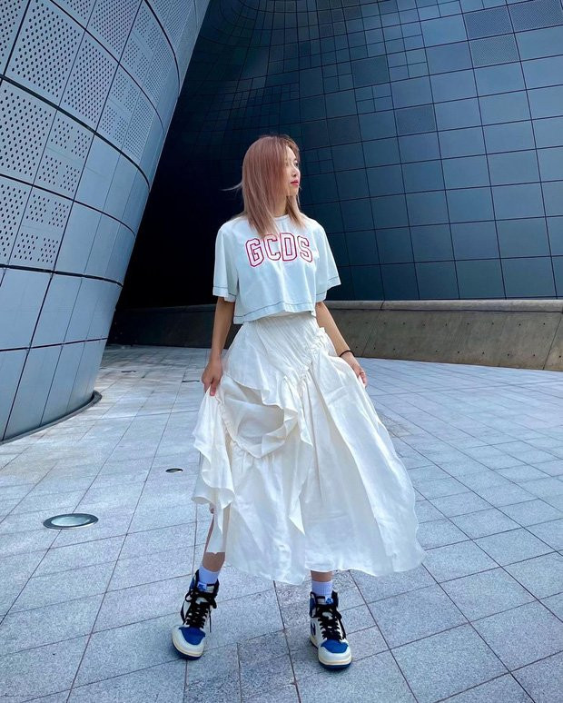 Cô nàng trên theo đuổi phong cách cá tính, phá cách với set đồ độc đáo. Phối áo crop top + chân váy dài cắt may mới lạ cùng 1 đôi năng động, váy vóa đi cùng với sneaker cực "ăn rơ".