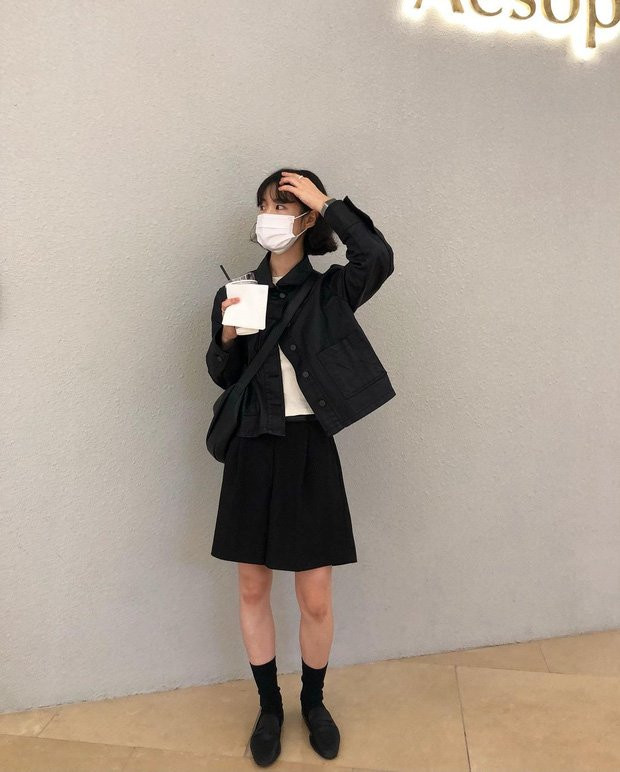 Mặc đồ đen nhưng không hề bị "dzừ" là bởi cô bạn này còn khéo léo chọn toàn các item đậm chất trẻ trung, năng động. 1 chiếc jacket da dáng ngắn mặc ngoài áo phông trắng. Ở bên dưới là quần shorts lửng vừa cá tính vừa năng động.