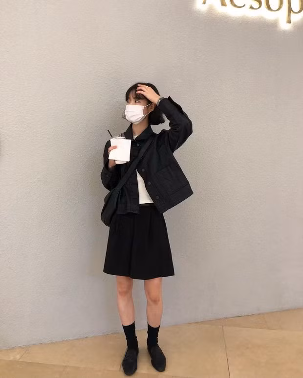 Mặc đồ đen nhưng không hề bị "dzừ" là bởi cô bạn này còn khéo léo chọn toàn các item đậm chất trẻ trung, năng động. 1 chiếc jacket da dáng ngắn mặc ngoài áo phông trắng. Ở bên dưới là quần shorts lửng vừa cá tính vừa năng động.