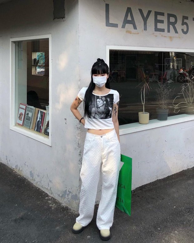 Quần cạp trễ chưa bao giờ lỗi thời, chỉ là bạn có biết cách mix&amp;match sao cho mới lạ hay không thôi. Crop top ôm phía trên, bên dưới là quần cạp trễ màu trắng với họa tiết chấm nổi bật.